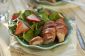 Salade d'épinards aux fraises et les offres de poulet Bacon-Wrapped