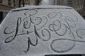 Cet artiste quitte belles oeuvres d'art du graffiti sur les voitures couvertes de neige