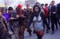 Un artiste afghane portait une armure de corps littérale pour protester contre le harcèlement de rue