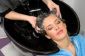 Appliquer le shampooing pour les cheveux gris bien - Entretien
