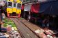Maeklong Railway Marché: marché avec une piste ferroviaire Grâce à elle