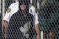 Justin Bieber DUI arrestation: Pop Star Combats de sortie vidéo de la police lui montrant Uriner à Miami Cellule