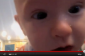 Bébé Giggles à la frustration à la caméra Attack [vidéo]