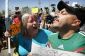 Chanteur Lupillo Rivera Spit sur tandis que les bus Défendre Transfert Enfants sans-papiers à Murrieta, en Californie