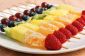 Arc-en-brochettes de fruits: Salade de fruits sur un bâton!
