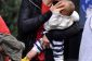 Orlando Bloom Consoles Un bébé qui pleure Flynn Suivant Pour Paparazzi (Photos)