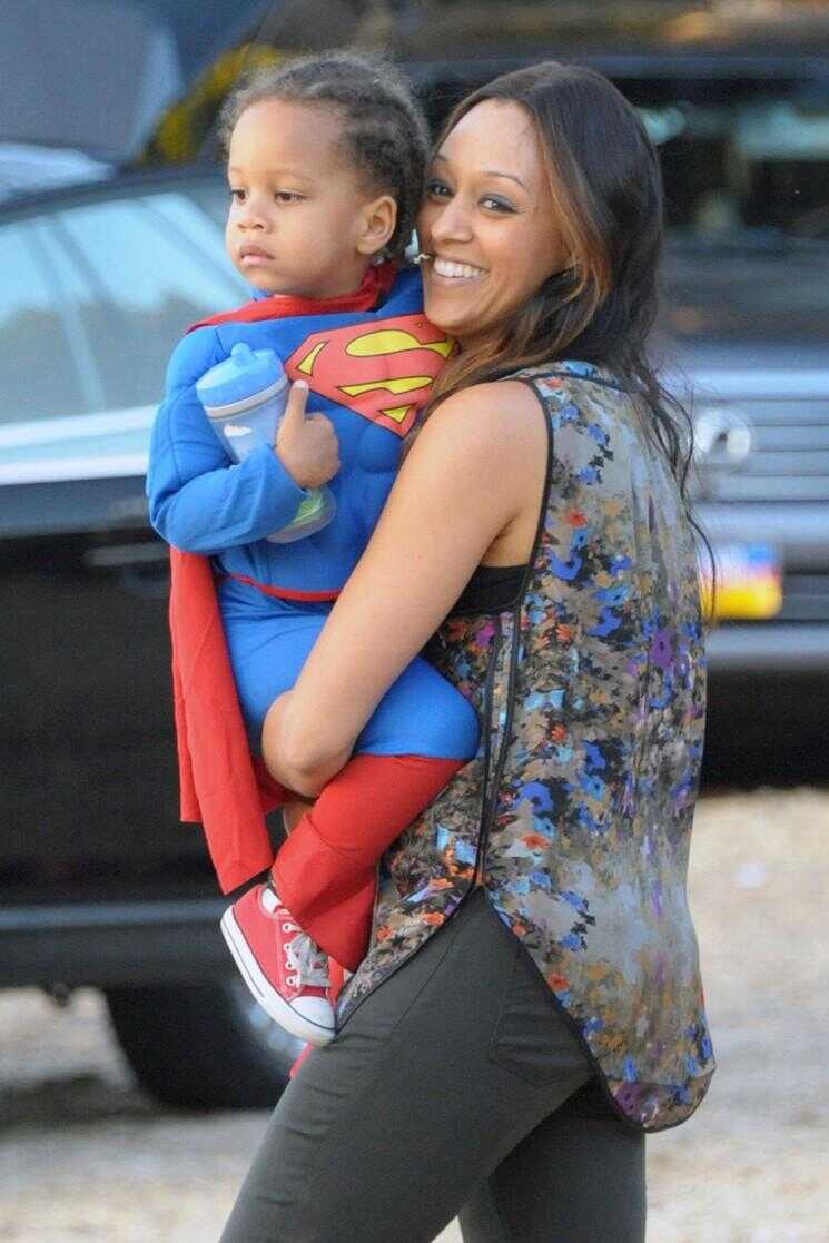 Tia Mowry Shows Off Her Little Superman À M. Bones Pumpkin Patch (Photos)