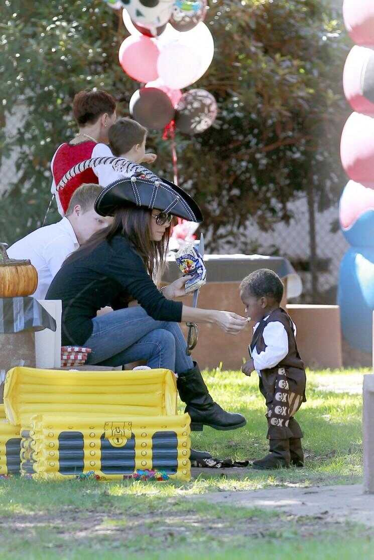 Sandra Bullock et Bébé Louis: plus mignonne Halloween Costume Pirate!  (Photos)