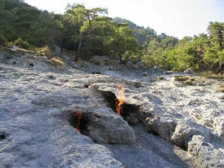 Les roches Flaming de Chimaera, Turquie