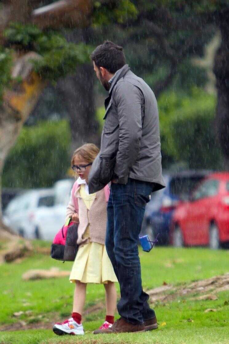 Caught In The Rain!  Ben Affleck et sa fille Violet Faire une course pour elle (Photos)