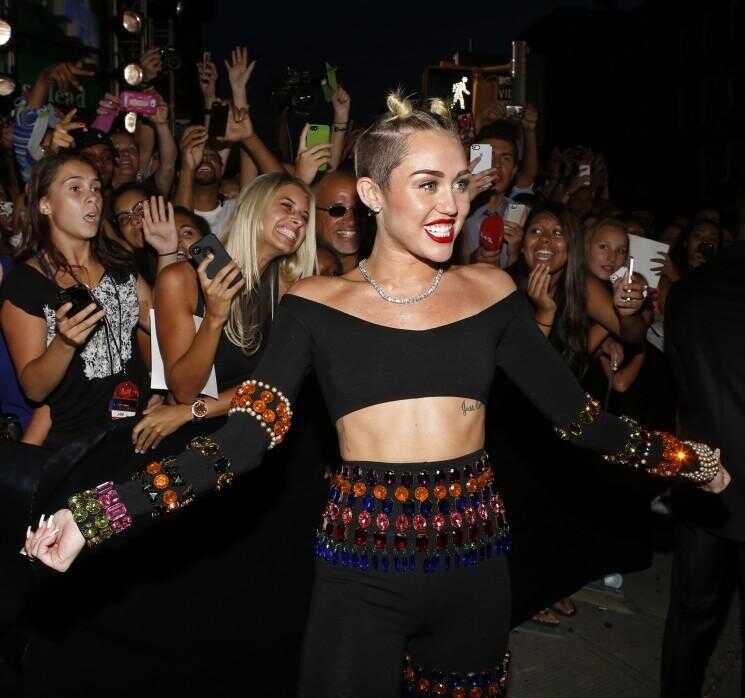 Miley Cyrus, Kanye West 'Black Skinhead' Remix Collaboration Confirmé