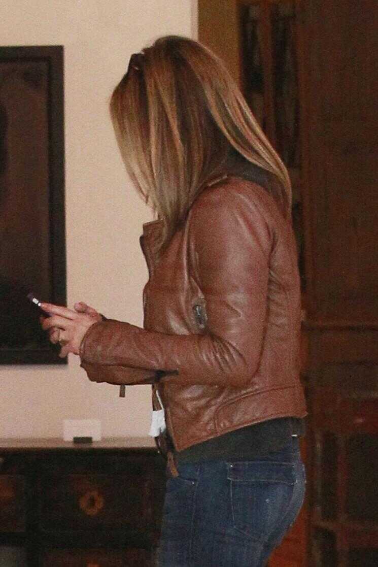 Jennifer Aniston vue portant une bague de fiançailles!  (Photos)