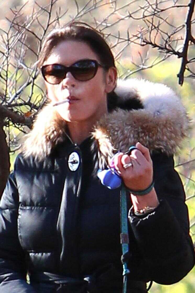 célébrité mamans qui fument: De Katie Holmes à Gwyneth et J-Lo, les fumeurs secret qui va vous choquer (Photos)