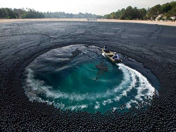 Ivanhoe Reservoir couverts de 400.000 balles en plastique noir