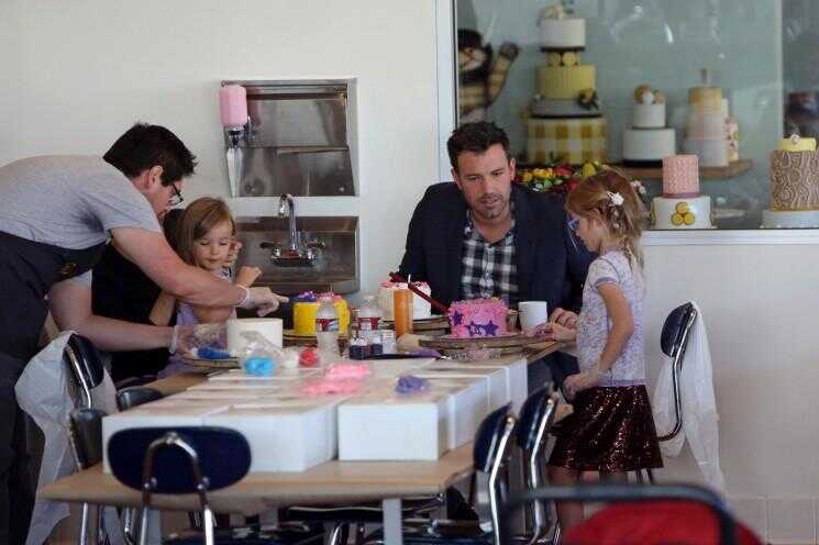 Ben Affleck et Jennifer Garner prennent leurs filles à Cakemix Pour un après-midi Family Fun (Photos)