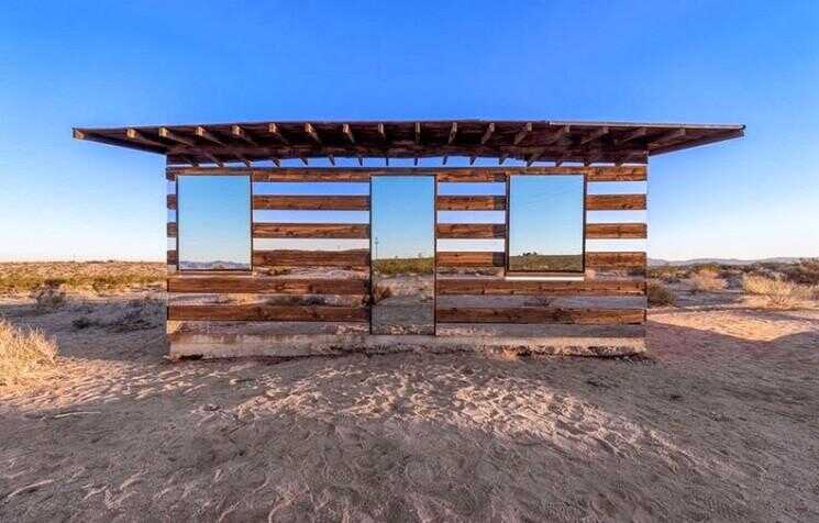 Un miroir de cabine dans le désert de Californie