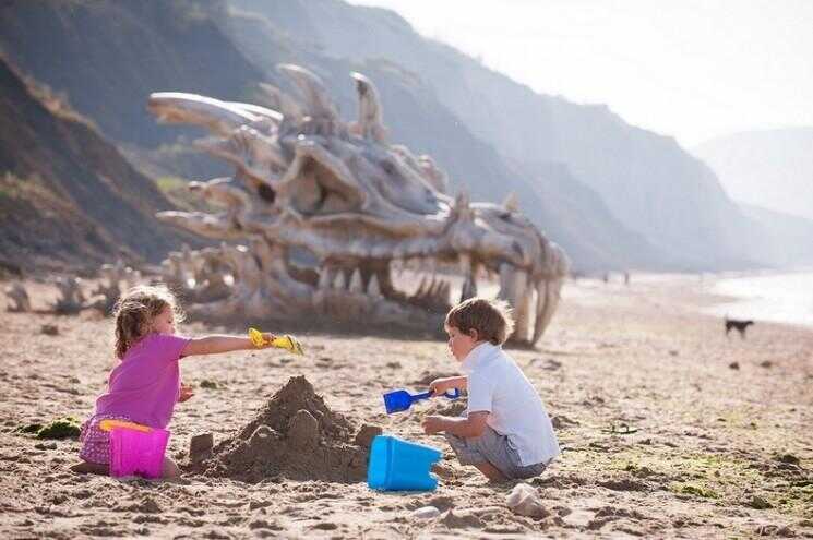 Giant Dragon Skull sur une plage anglaise Favorise "Game of Thrones"
