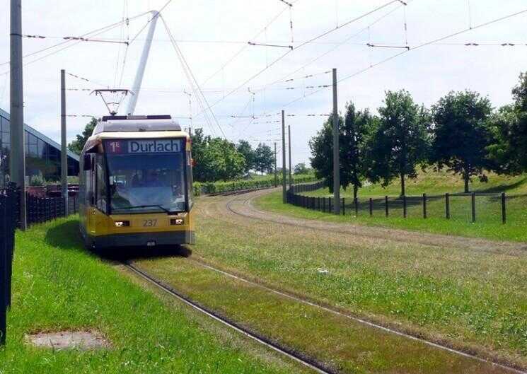 voies de tram de l'herbe couverte en Europe