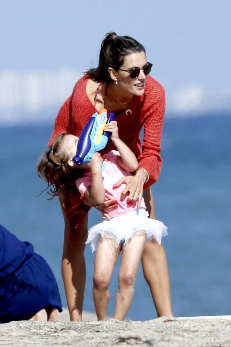 Alessandra Ambrosio une journée d'plage avec sa fille Anja (Photos)