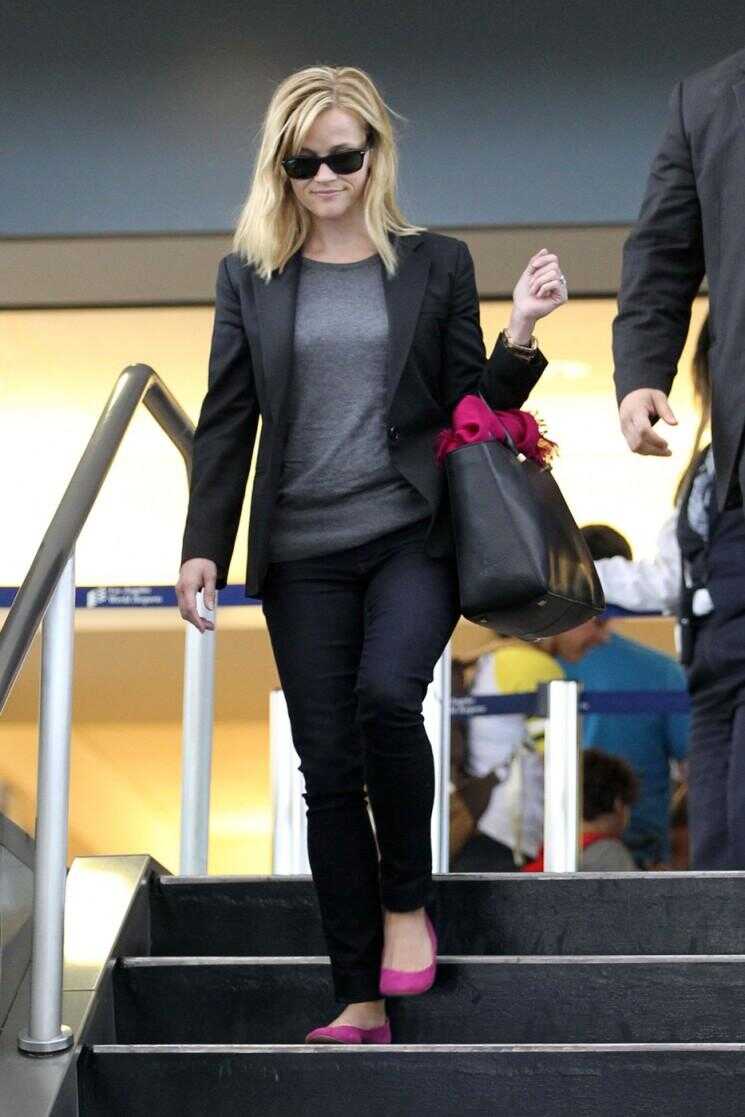 Reese Witherspoon tout sourire alors qu'elle revient enfin à domicile (Photos)