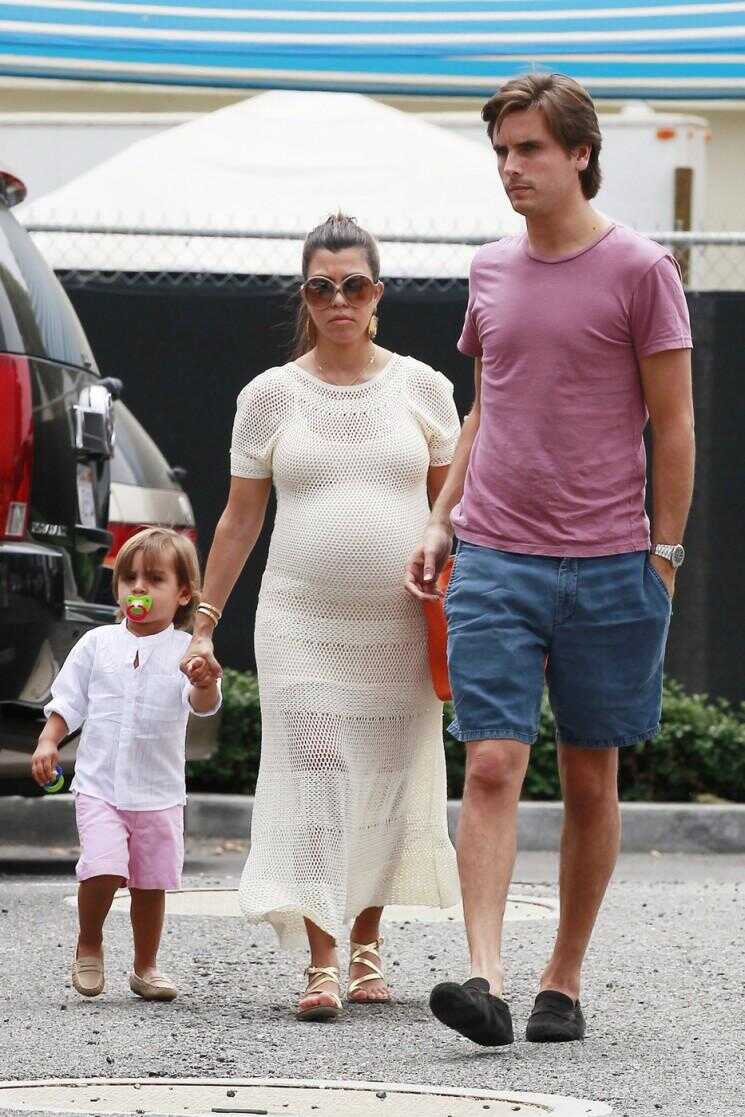 Super Kourtney Kardashian enceinte t-déjeuner avec sa famille (Photos)