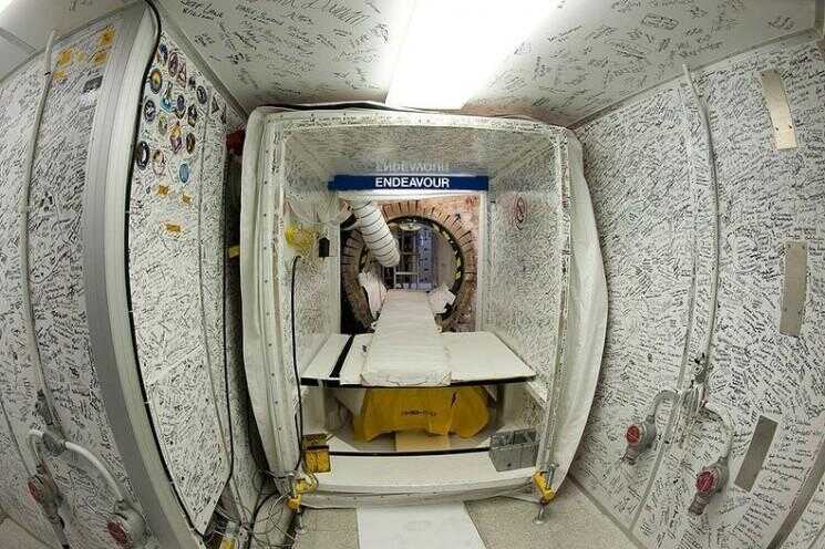 Superbes photos de la Flight Deck de la navette spatiale Endeavourâ € ™ (Cockpit)