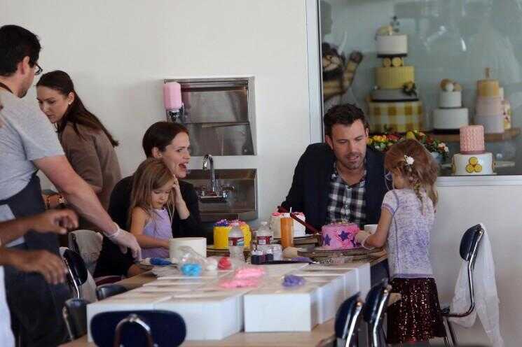 Ben Affleck et Jennifer Garner prennent leurs filles à Cakemix Pour un après-midi Family Fun (Photos)