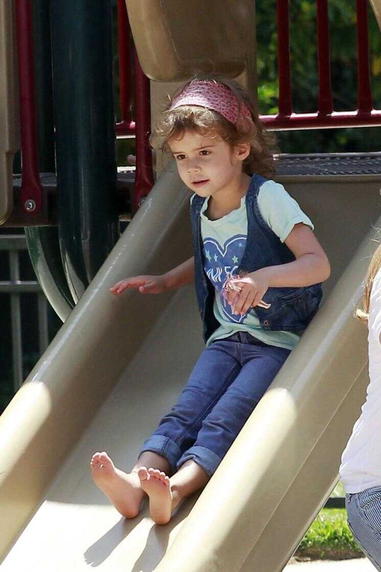 Jessica Alba Has A Family Day At the Park!  (Photos)