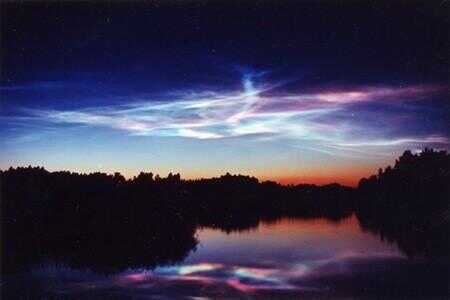 La lueur surnaturelle de nuages ​​nocturnes lumineux