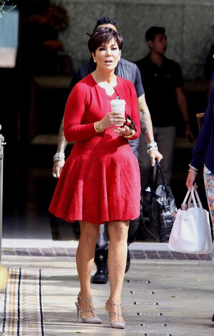 Kardashian matriarche Kris Jenner est tout rouge de nos jours!  (Photos)
