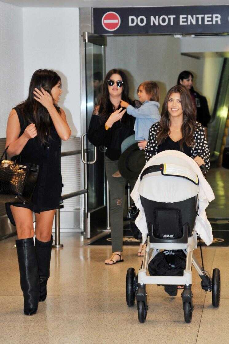 Kourtney, Kim Kardashian Khole & Take Penelope & Mason à Miami!  (Photos)