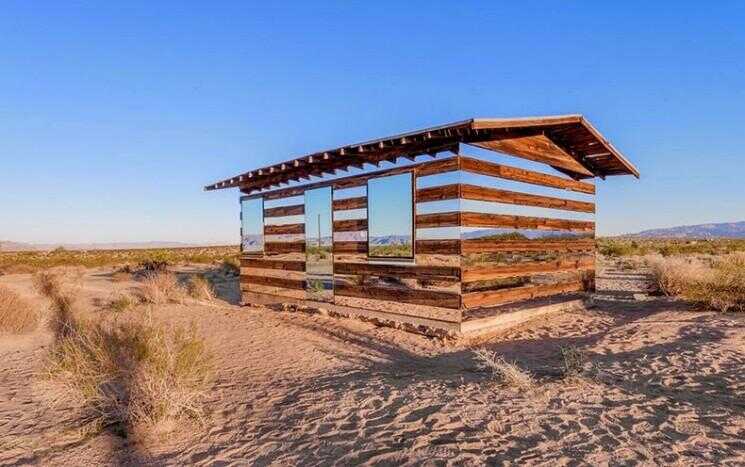 Un miroir de cabine dans le désert de Californie