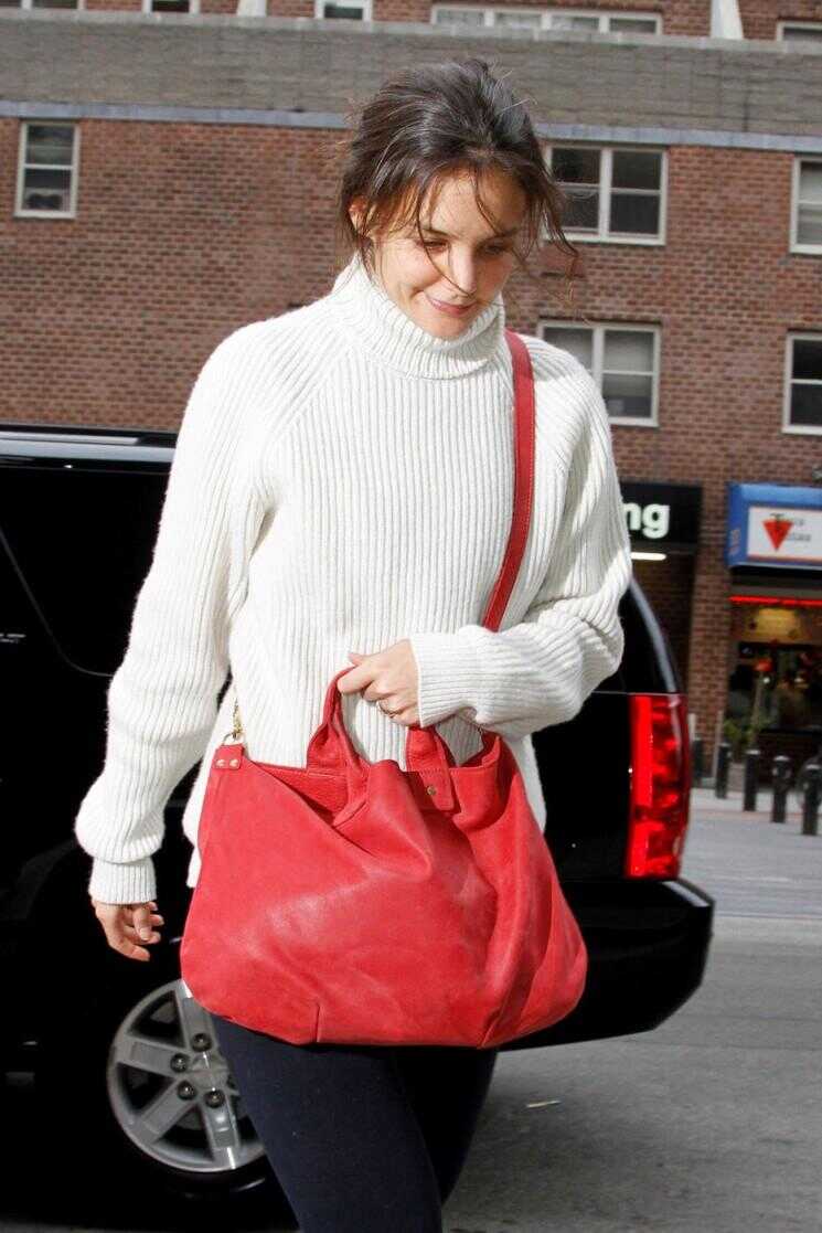 Katie Homes Cacher un Bump bébé?  Qu'est-ce qui se passe avec ce sac rouge?!?!