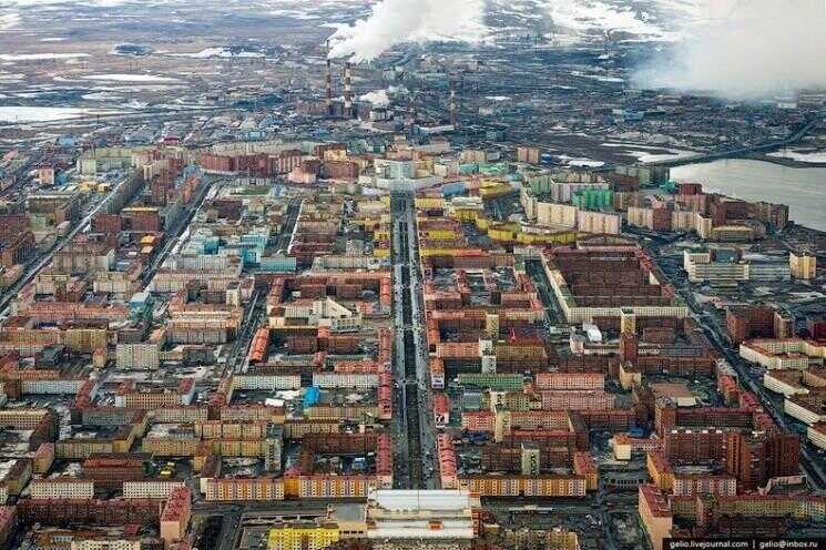 Le Déprimant ville industrielle de Norilsk