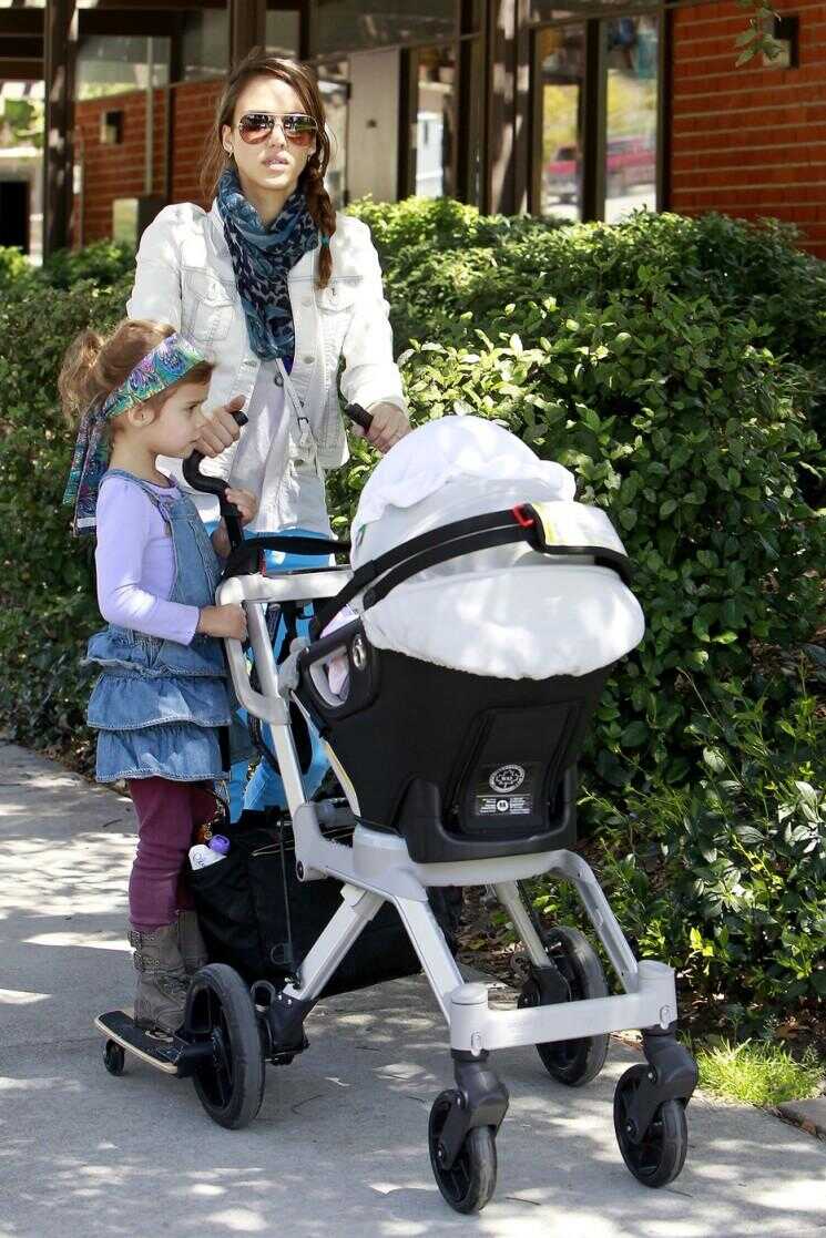 Jessica Alba se bat avec bébés tout comme le reste de nous!  Genre De.  (Photos)