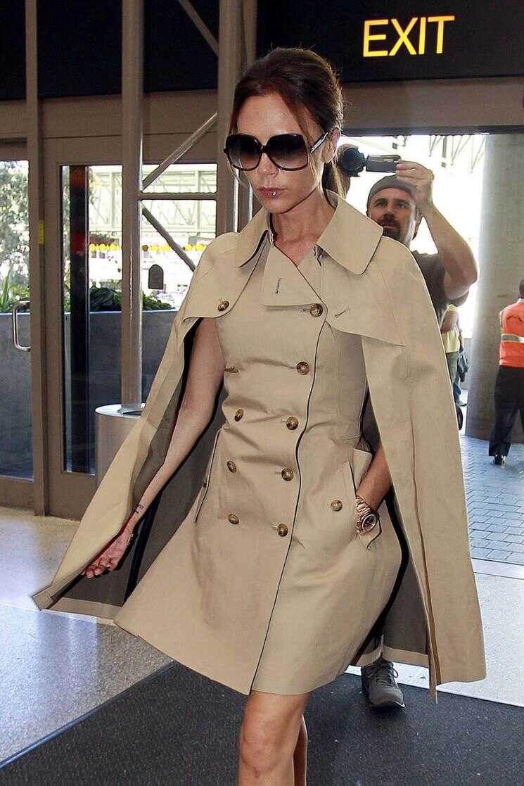 Victoria Beckham: Est-ce un cap?  Un trench-coat?  Une Robe?  Épices Posh Mysterious aéroport Outfit (Photos)