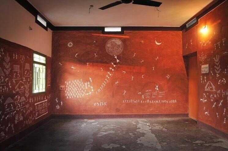 Peintures de boue complexes sur les murs de l'école en Inde