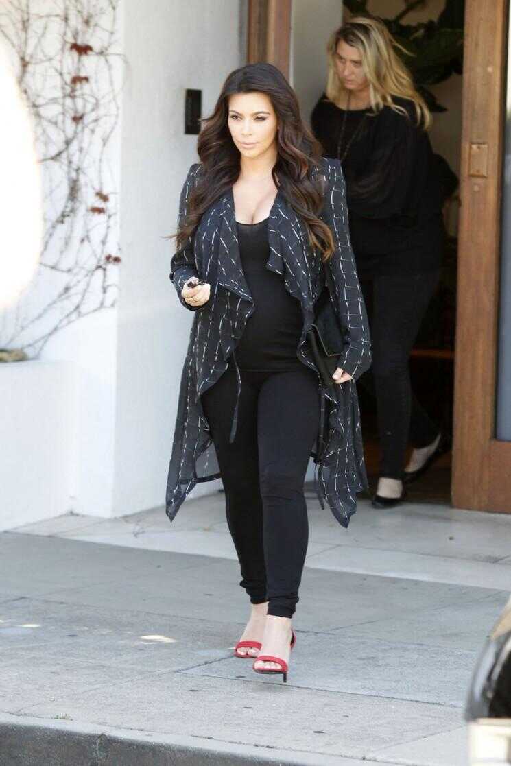 Kim Kardashian ses robes bosse de bébé en noir Again (Photos)
