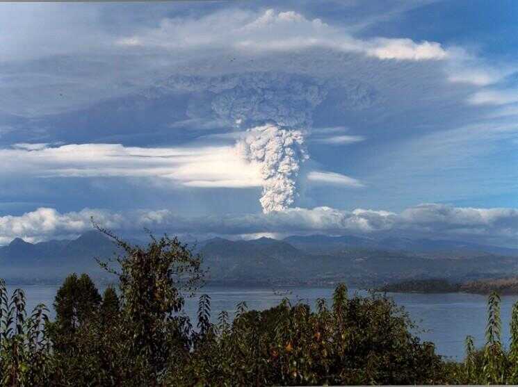 Puyehue-Cordón volcan entre en éruption au Chili