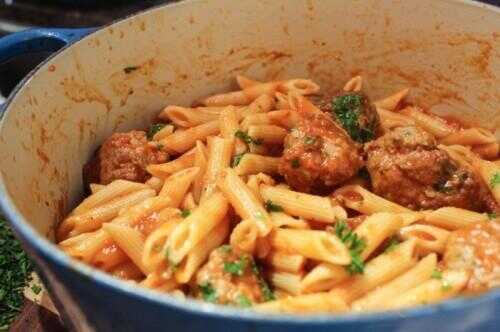Take Out Out Faux: Penne simple et Meatballs