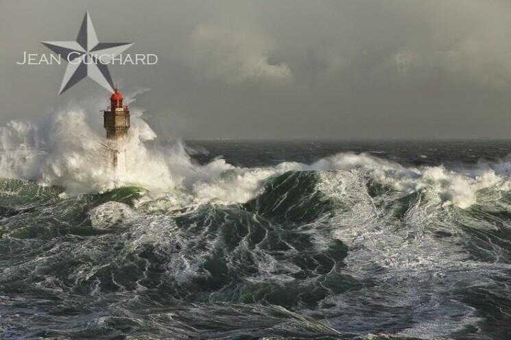 Les Phares balayées par les vagues de la Bretagne, France