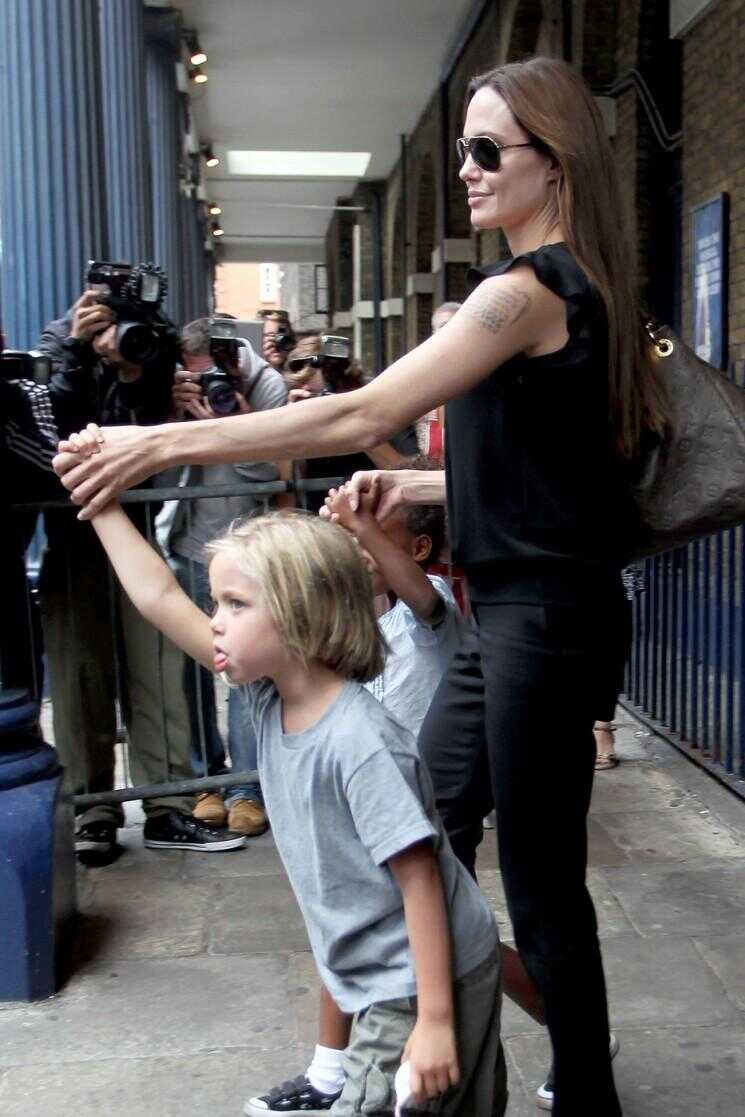 Shiloh Jolie Pitt Sticks langue à Paparazzi!  (Photos)
