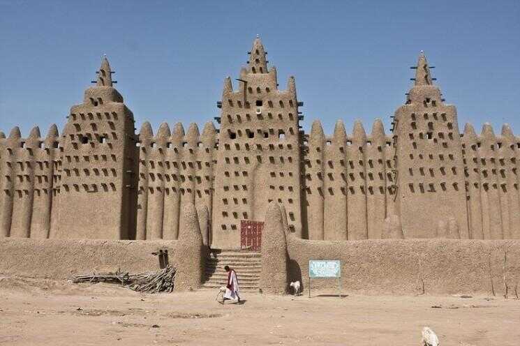 Grande Mosquée de Djenné, le plus grand bâtiment en briques de boue dans Le Monde