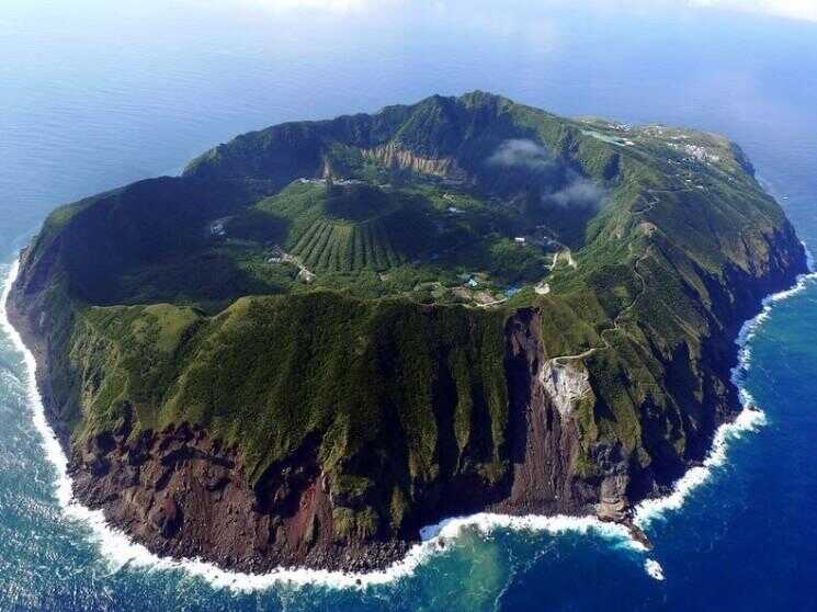 Le volcanique île habitée de Aogashima, Japon