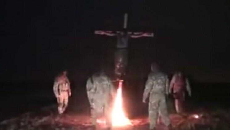 Azov Bataillon crucifie et Burns Man In Video Unconfirmed