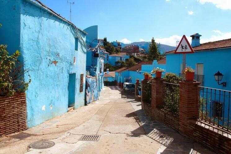 Juzcar, le village espagnol qui se peint en bleu