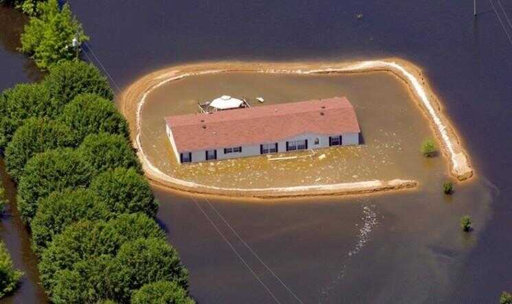 Maisons de île pendant les inondations du fleuve Mississippi