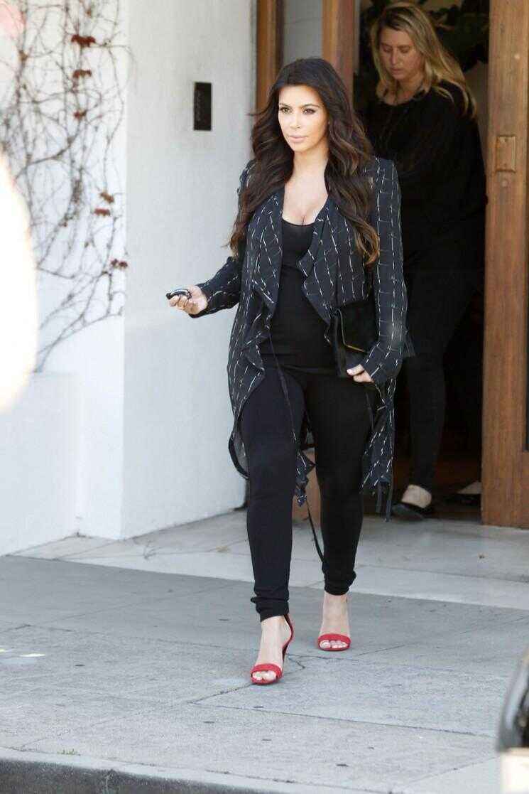 Kim Kardashian ses robes bosse de bébé en noir Again (Photos)