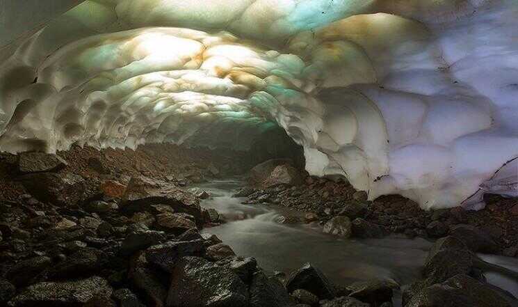 Un magnifique Grotte de glace au Kamtchatka
