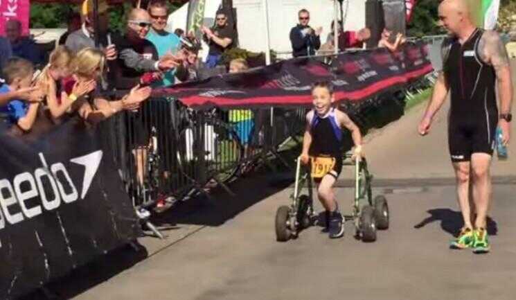 8-year-old boy avec la paralysie cérébrale termine le premier Triathlon